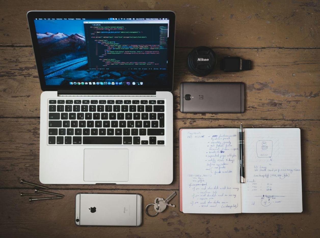 Equipo de trabajo colaborando en estrategias digitales